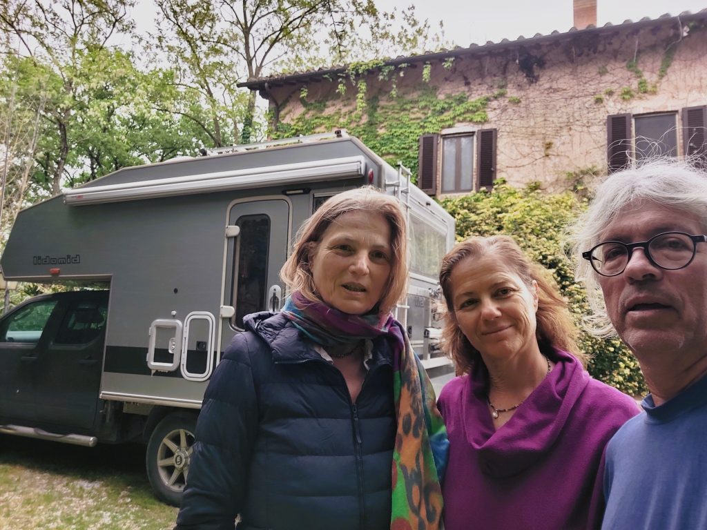 בדרך לדרום טוסקנה אספנו את אניה, בחורה גרמניה יפה בהירת שיער עם חיוך כובש, דמות שמתקשרת לי לנערת פרחים מהסיקסטיז. היא הצטרפה אלינו עם טרולי ריק למחצה, אחרי עשרים שעות נסיעה באוטובוס מביתה בברלין