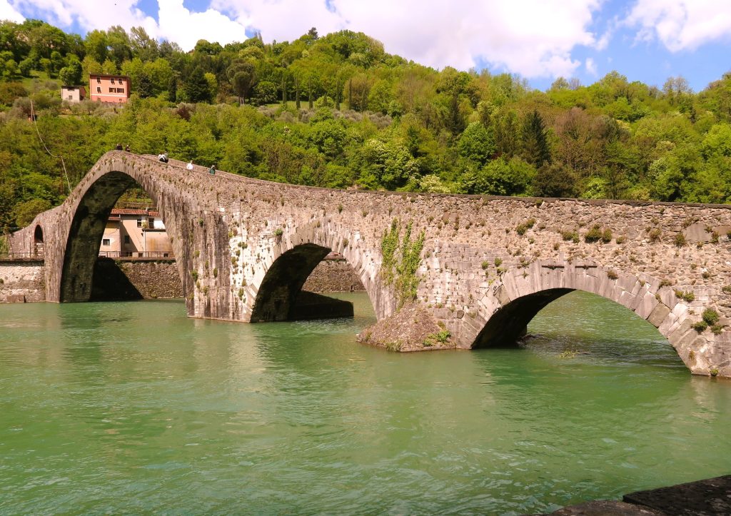 ממישורי לוקה ופיזה נסענו בכבישים צרים שטיפסו גבוה בהרי האפנינים