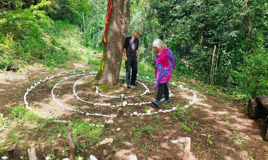 לאט לאט עם מעדר ומגרפה חושף פר הויקינג ארך הרגליים גן קסום מן הצמחיה הפראית שכיסתה את השטח. בתוך הטבע הנפלא הם יצרו שביל ספירלות להליכות מדיטטיביות, וחשפו גזעי עצים ששווה לחבק אותם