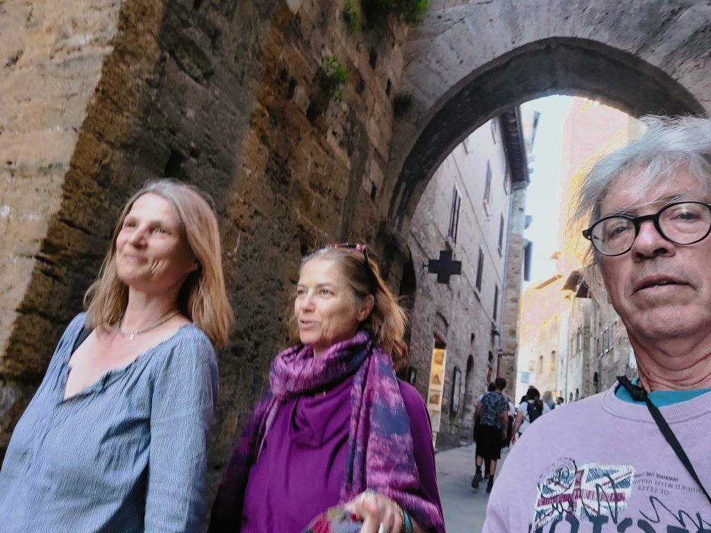 נכנסים בשערי סן ג'ימיניאנו