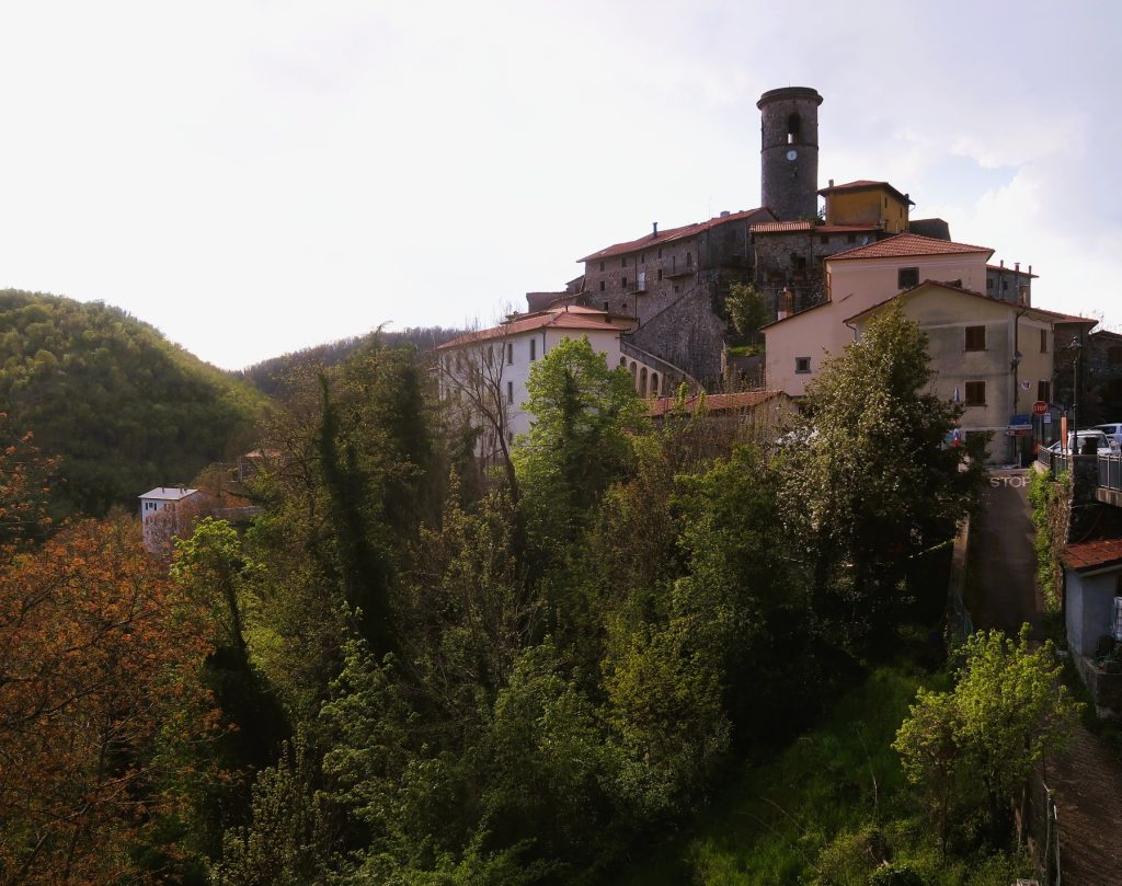 גרעיני בתים עתיקים ומגדלים המתנשאים יחד כמצודה טבעית