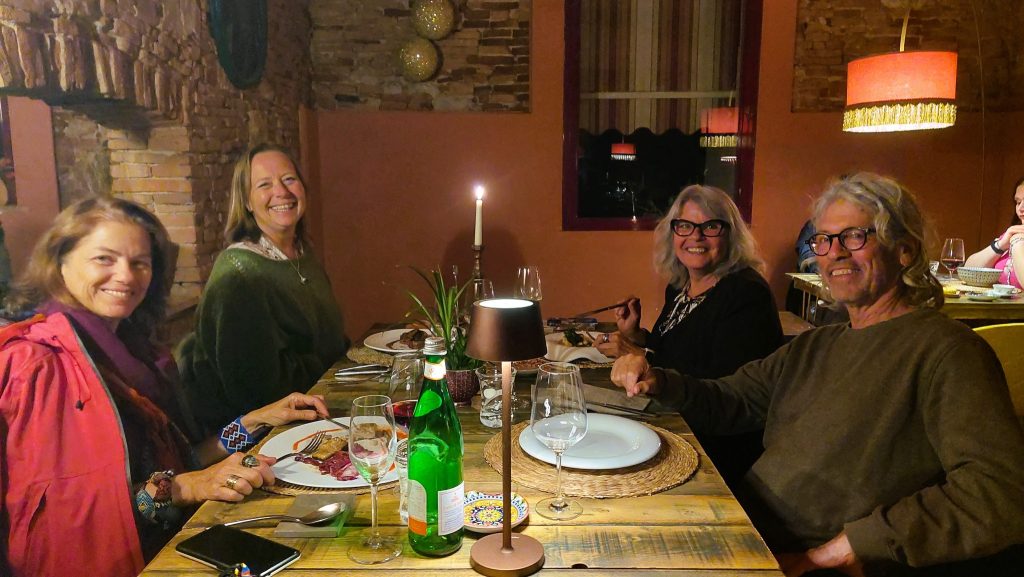 שלושה ימים היינו אורחי אחוזת השושנים המטופחת. התפנקנו במסעדות מקומיות טובות שקארי מכירה