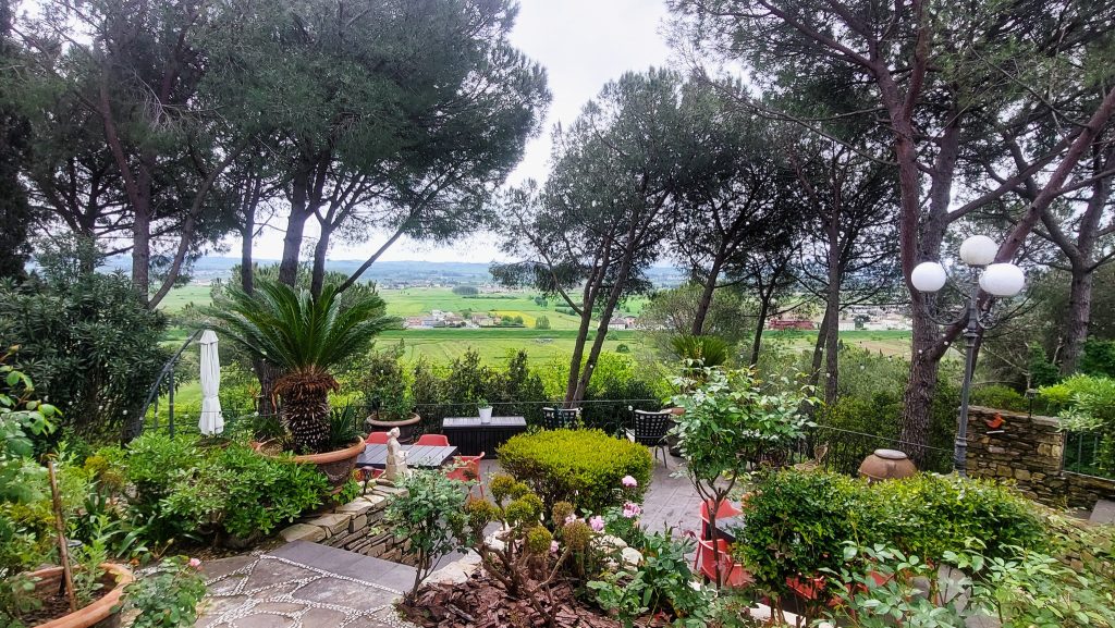 בראש הגבעה נמצא בית מודרני גדול הצופה אל עמק ציורי