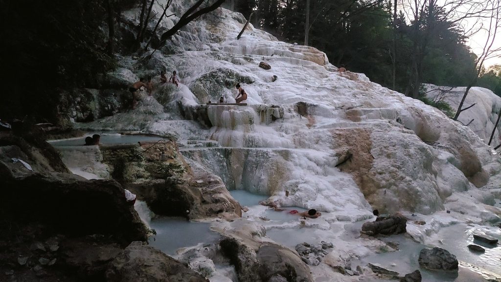 לעת ערב הגענו אל 'סן פיליפו באני' עיר עתיקה ובשוליה זורם מעיין חם הניגר במפלים במורד גבעה לבנה ומזין בריכות טבעיות חמות