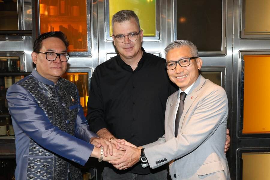 עוז ברלוביץ' עם שגרירי תאילנד ווייטנאם. צילום: רפי דלויה