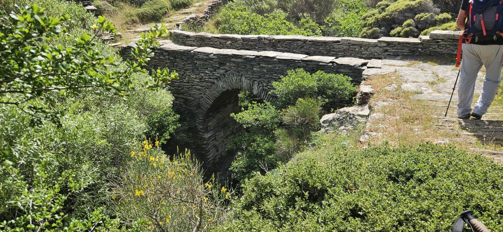 באנדרוס יש מסלולי הליכה נפלאים אבל העיניים שלי חיפשו מהיכן המים מגיעים
