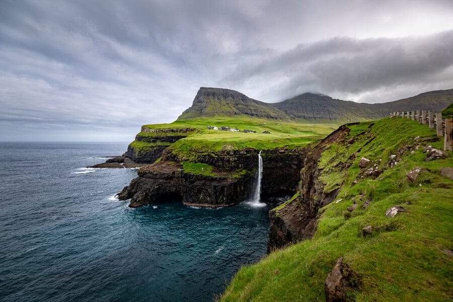 מפל הנופל אל הים באיי פארו