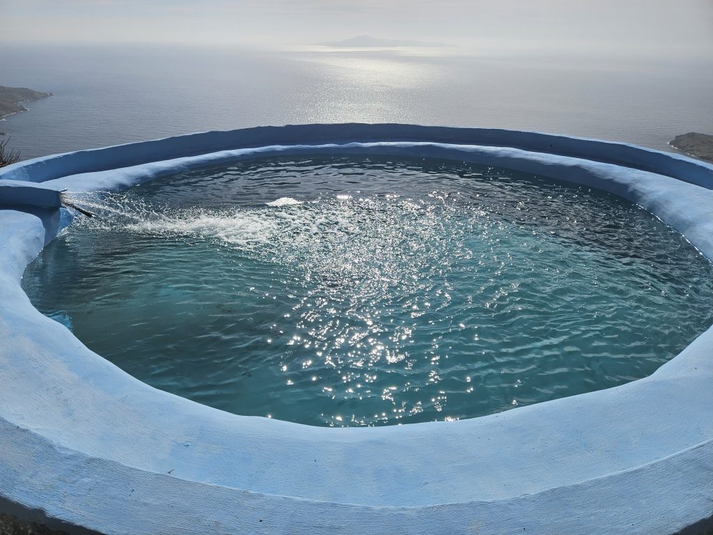 לי מאגר מים עגול, יפהפה ועתיק מאבן שעומד על צוק מעל לשטח, אותו שיפצתי וצבעתי בכחול, כדי שישתלב עם השמיים והים שבאופק