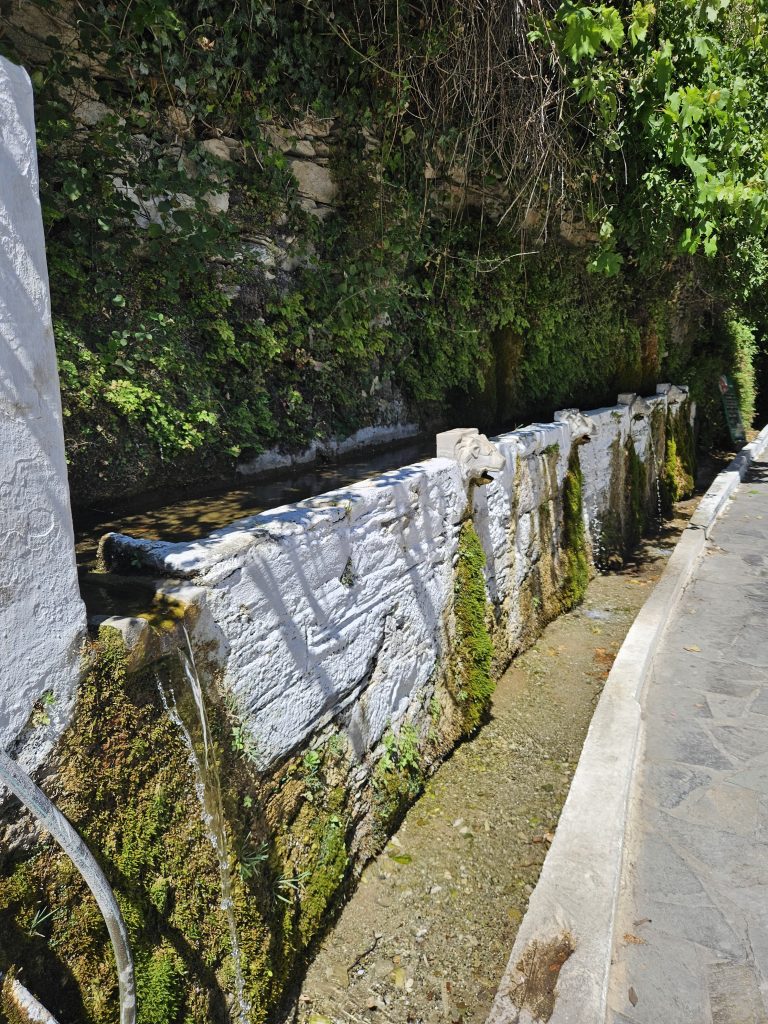 אנדרוס מרושת בתעלות מים המובילות מים ממעיינות ההרים והערוצים אל המישורים הקטנים לצורך השקיה ומילוי מאות מאגרי מים וטחנות מים ששימשו לטחינה של דגנים ותירס