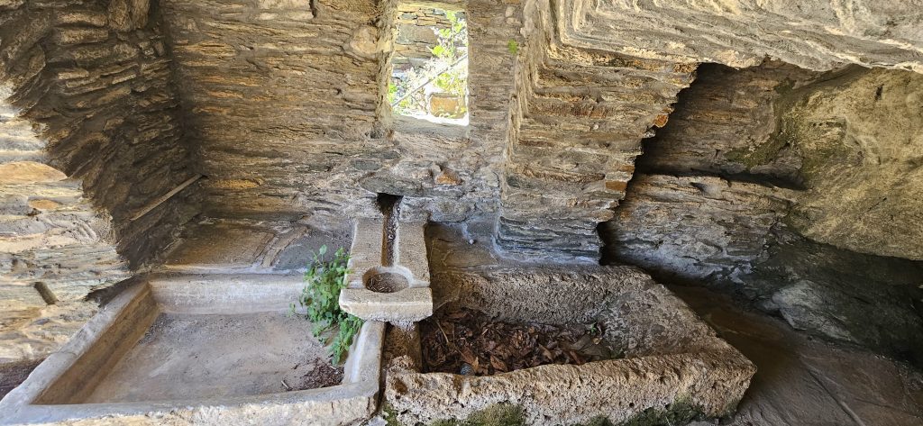 דימטריס, בנאי האבן המופלא שלנו, אומר שאין בנייה באבן ביוון כמו באנדרוס