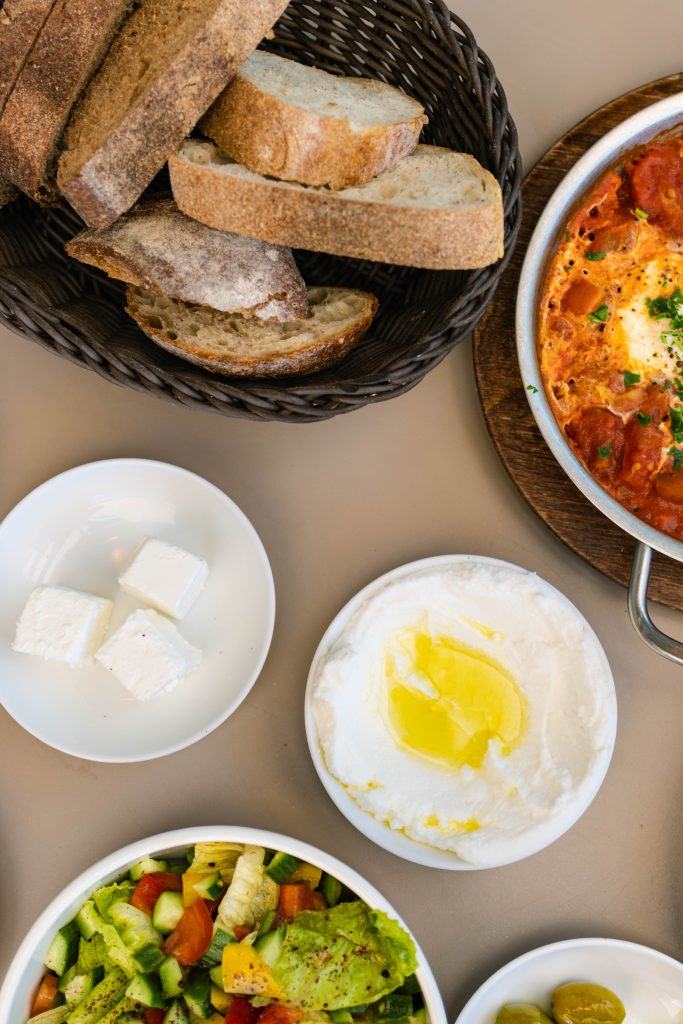 ארוחת בוקר בחוות רום | צילום: עומר גואטה