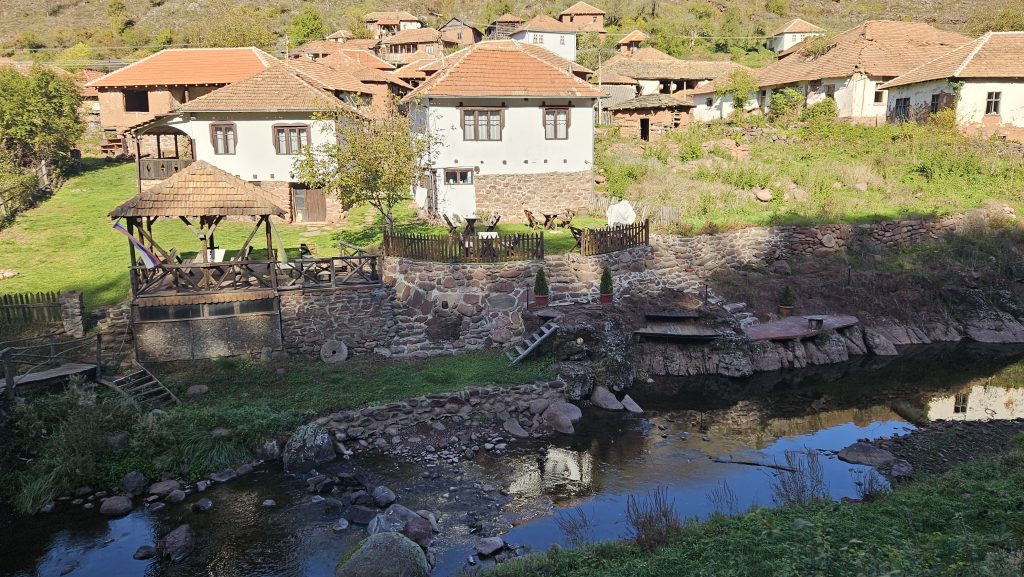 סרביה מתגאה בכפרים שנשארו כשהיו לפני עשרות שנים