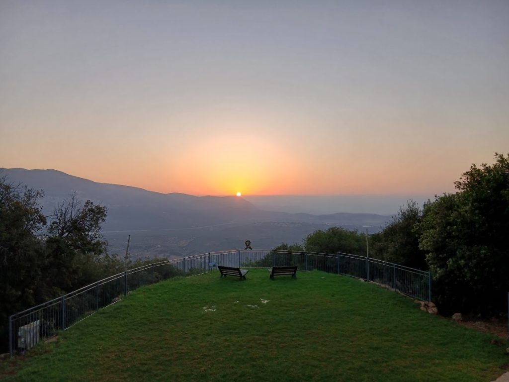 זריחה מחוות רום | צילום: סימי שאואר