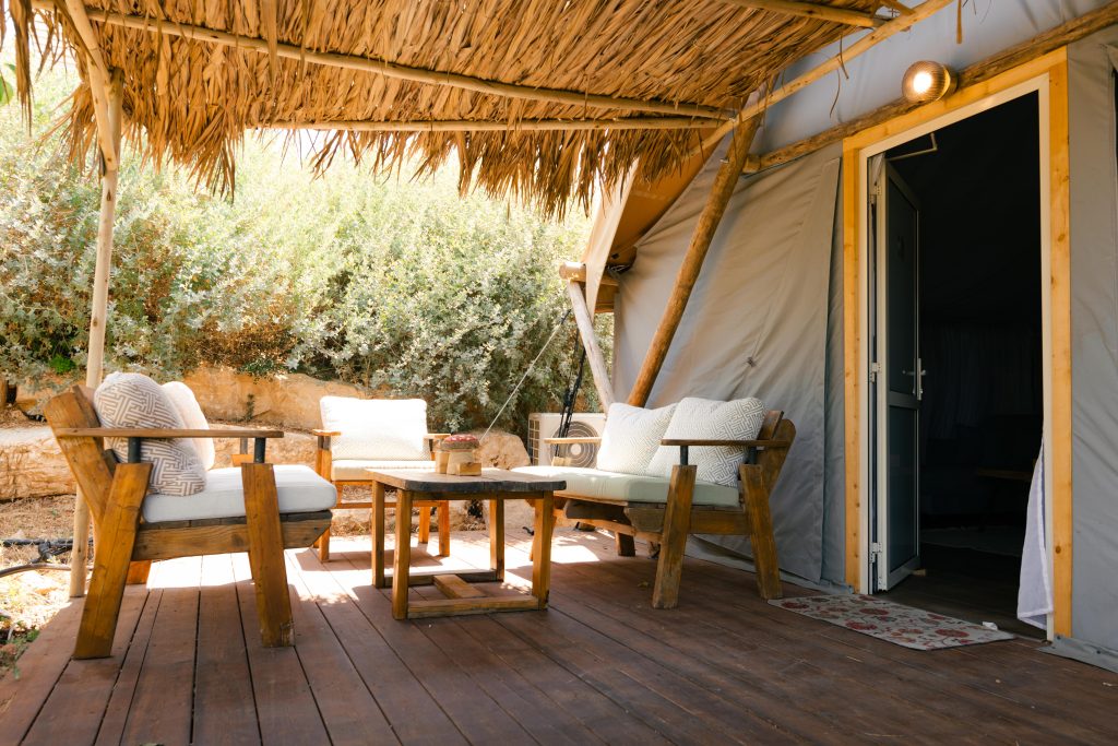 לכל אוהל יש פינת ישיבה פרטית