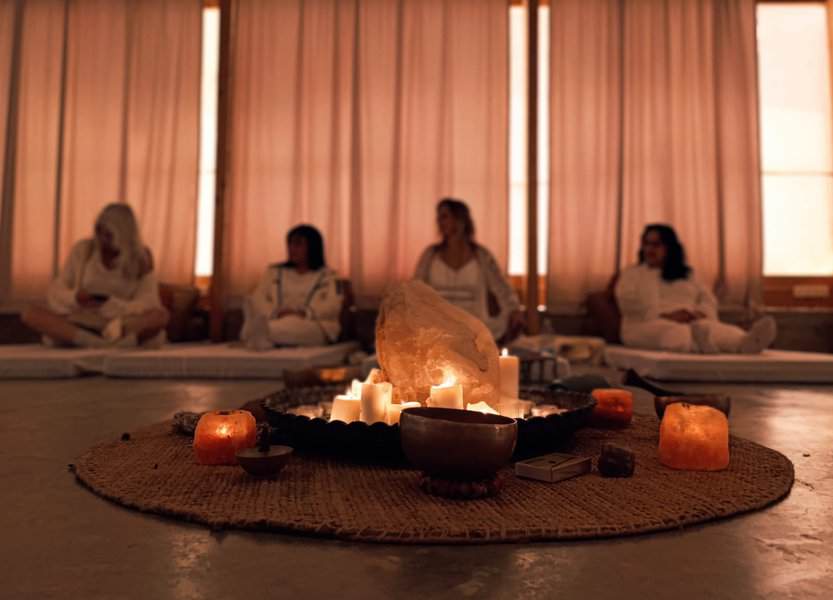 במהלך המסע כל אחד מאיתנו מוזמן דרך תהליך אינטימי ומרפא לרכך את ההגנות, לפשוט את השכבות, ולצלול פנימה אל האותנטיות, החמלה, הריפוי והאהבה