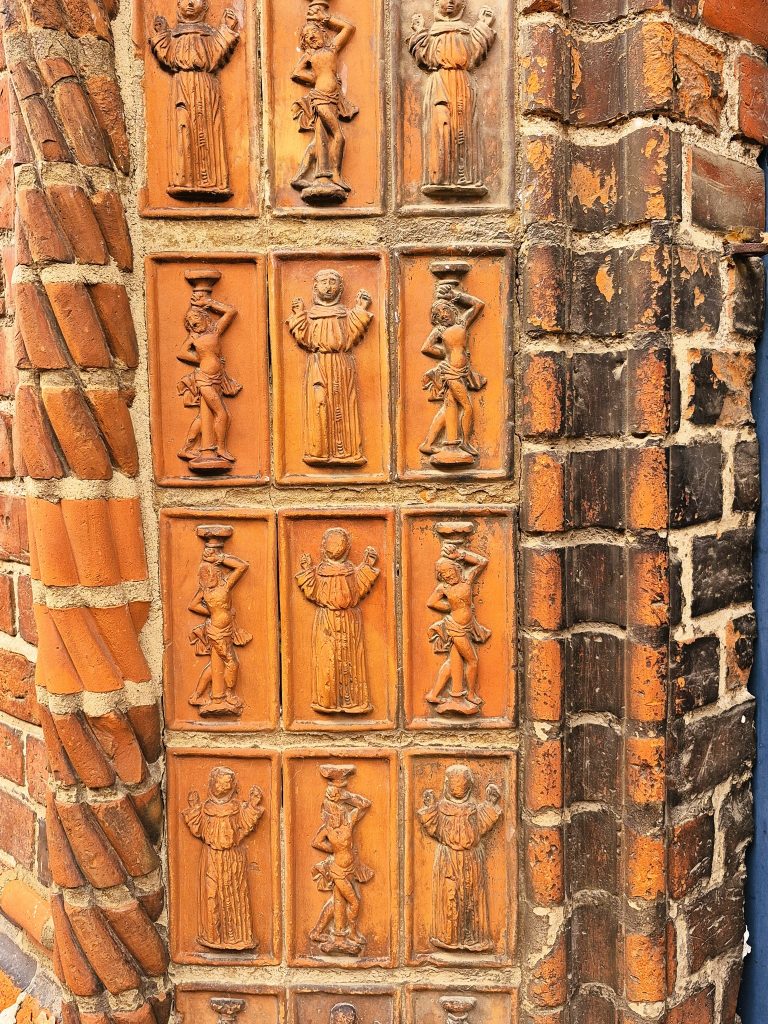 טיילתי בין בתי העיירה הציורית נוירופין