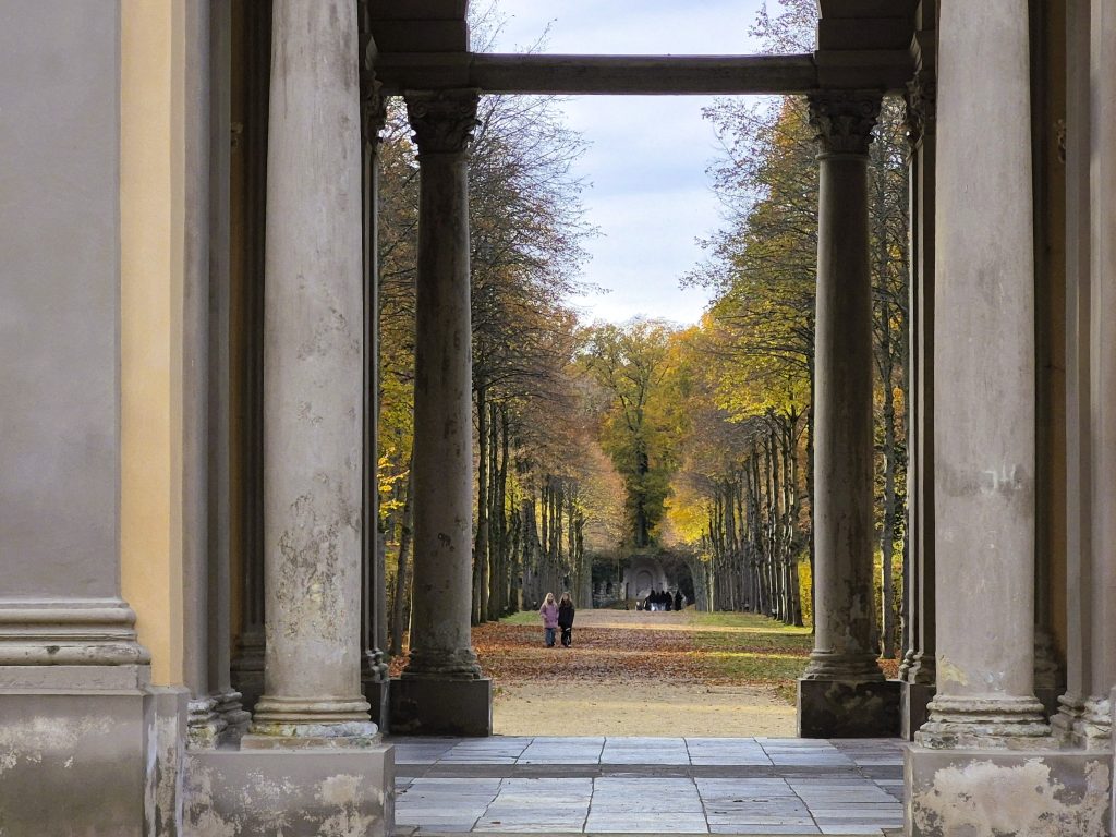 חניון עם כמה מכוניות ושער מרשים הוביל אל גן מטופח ומשך את תשומת לבי. עצרתי, נכנסתי בשביל והגעתי אל ארמון מהאגדות