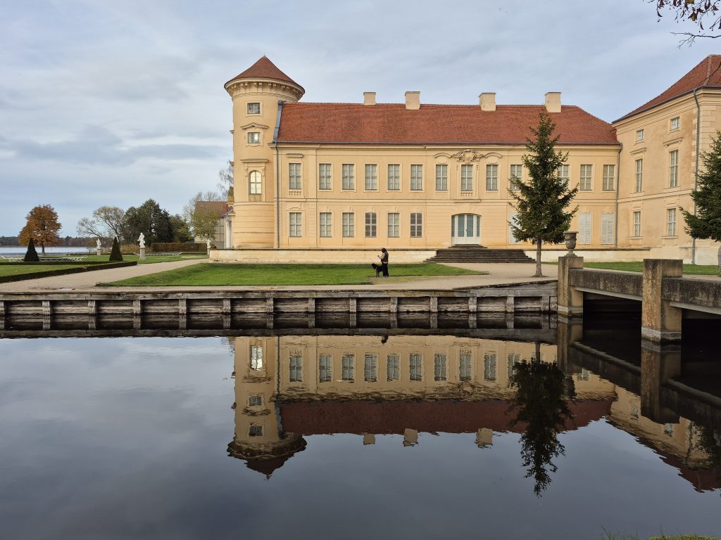 עמדתי מול טירה עם צריחים חרוטיים שהשתקפו במים שקטים של אגם גדול והכפילו את המראה המופלא.