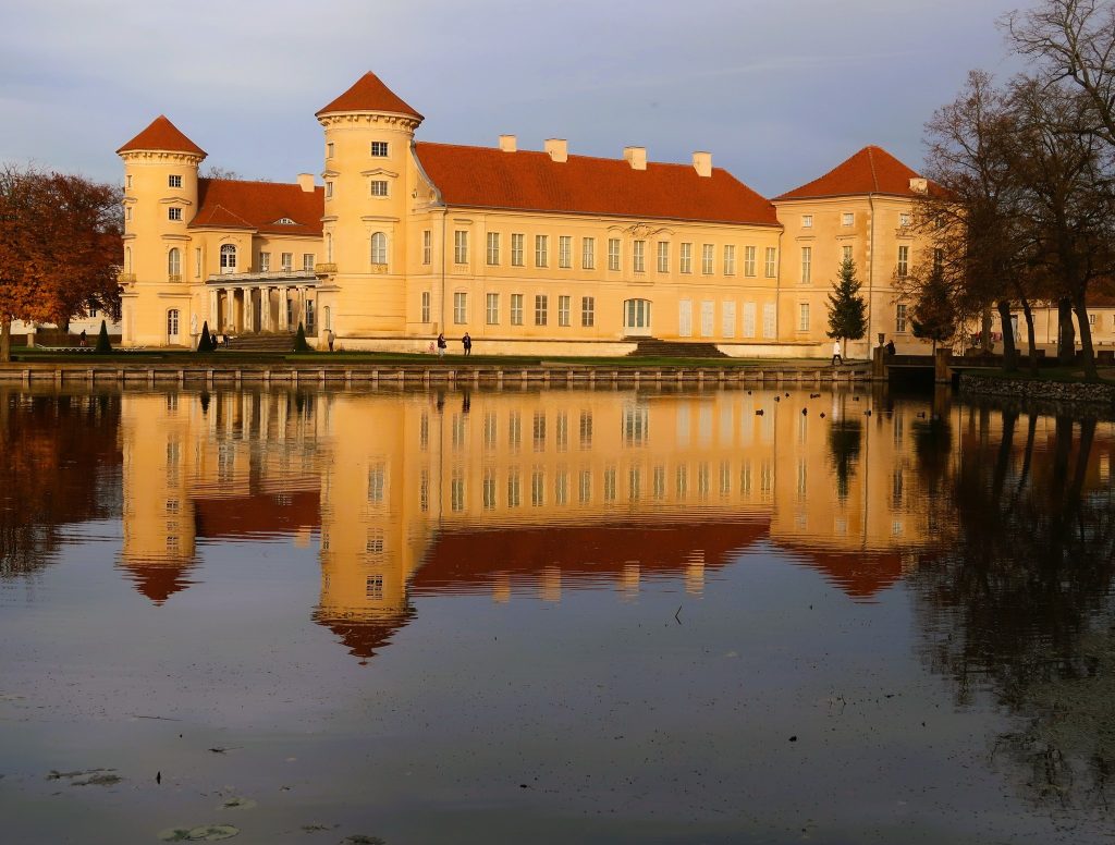 על שער הטירה היה כתוב, ברוכים הבאים לריינסברג