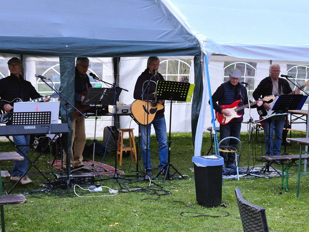 להקת מתנדבי מולין ניגנה ושרה אבל אף אחד לא רקד