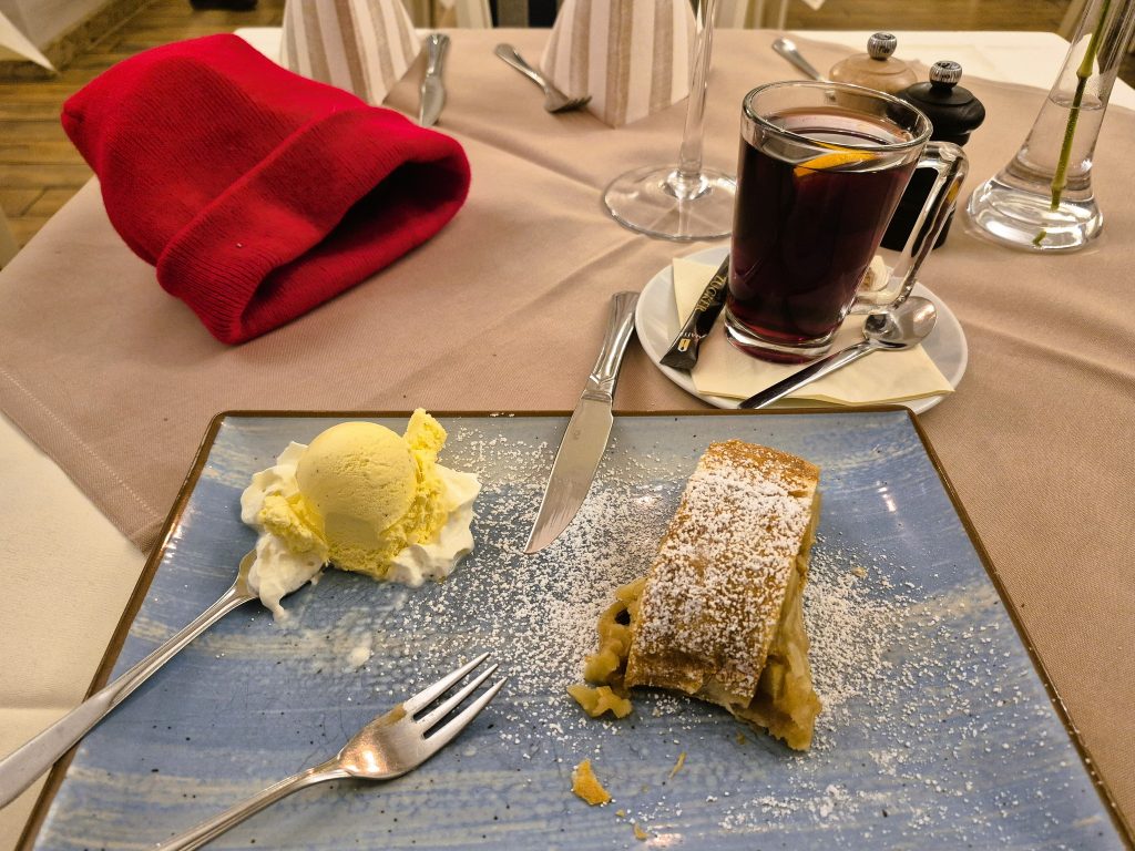 אני חגגתי עם עצמי במסעדה קטנה מול שטרודל חם עם קצפת וכדור גלידת וניל עד הליקוק האחרון