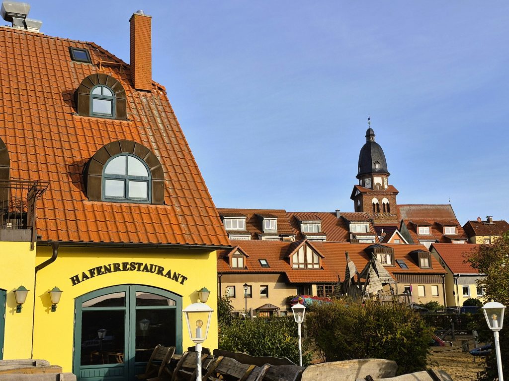 העיר העתיקה וארן Waren שוכנת על גבעה עם שתי כנסיות, מעל האגם הגדול בצפון גרמניה