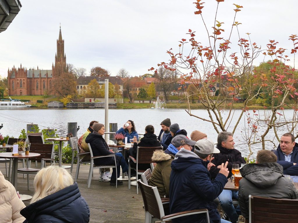 עם כל כך הרבה אגמים מסביב, יש לכל כפר יש אגם משלו ולכל עיירה אגם משלה