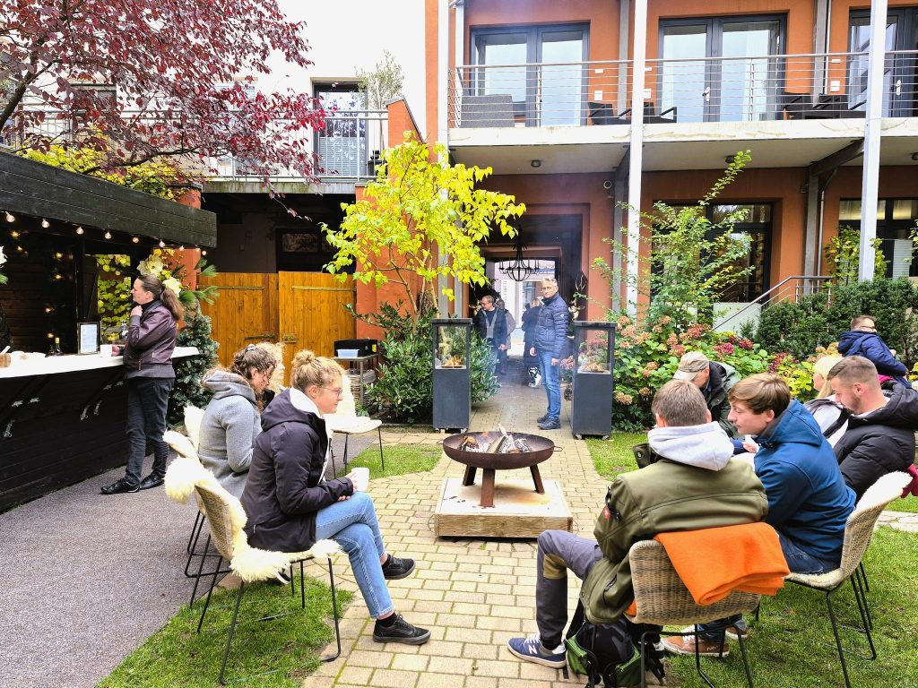 בית קפה עם מדורה תחת כיפת השמיים משך את תשומת לבי