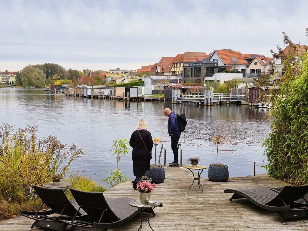 זוג מטיילים מלייפציג ישבו לידי וחיככו ידיהם מול האש. שאלתי אותם אם יש להם מה להמליץ לי לראות בדרך לשוורין. הם שוחחו ביניהם, עברו לגוגל טרנסלייטור והאשה אמרה 'פלאו אם סה'