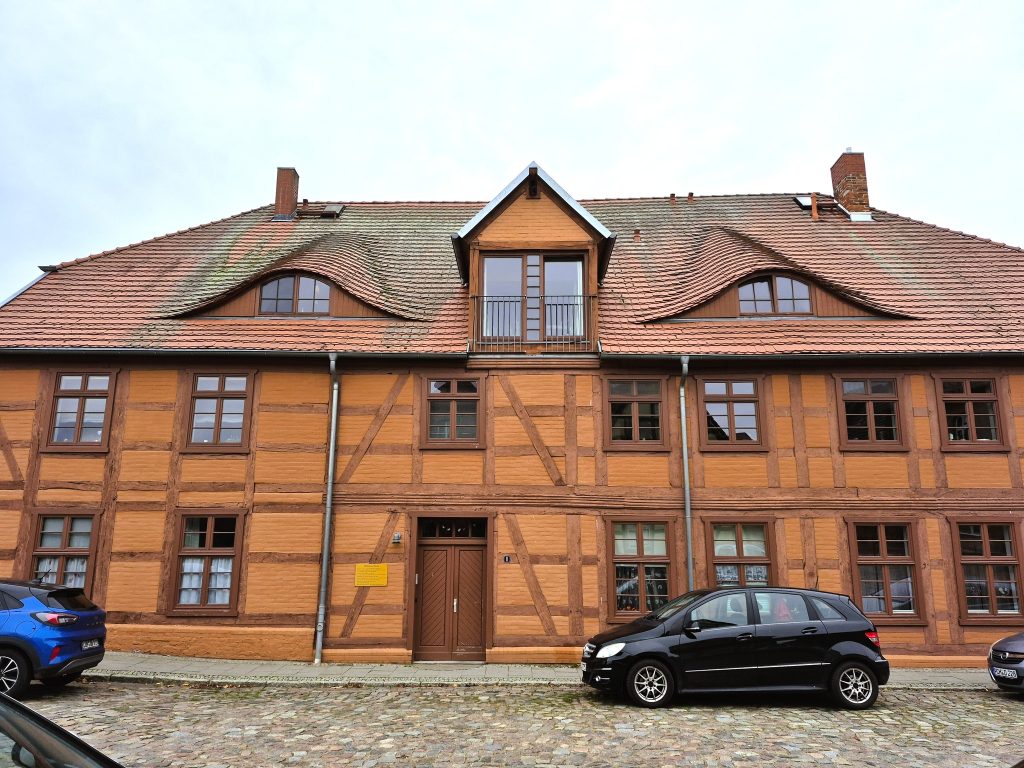 בתיה העתיקים של פלאו בנויים בשיטת בניה גרמנית מסורתית בשם Fachwerk - שילוב של לבנים וקורות עץ