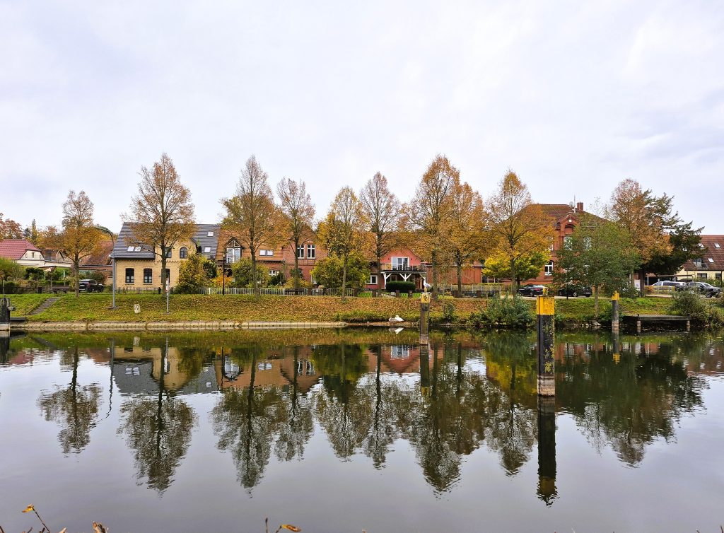 בתי העיירה פלאו אם סה משתקפים במי התעלה