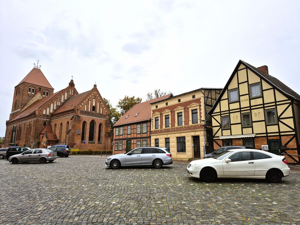 פלאו היא עיירה בונבוניירה. לכאורה ביטוי של קיטש, ילדותיות ועליזות, אלא שהשמיים אפורים ומטפטפים קלות