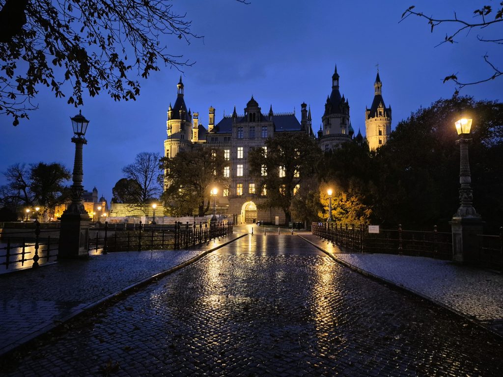 הגעתי אל העיר החלומית שוורין עם גשם באור אחרון והתאהבתי