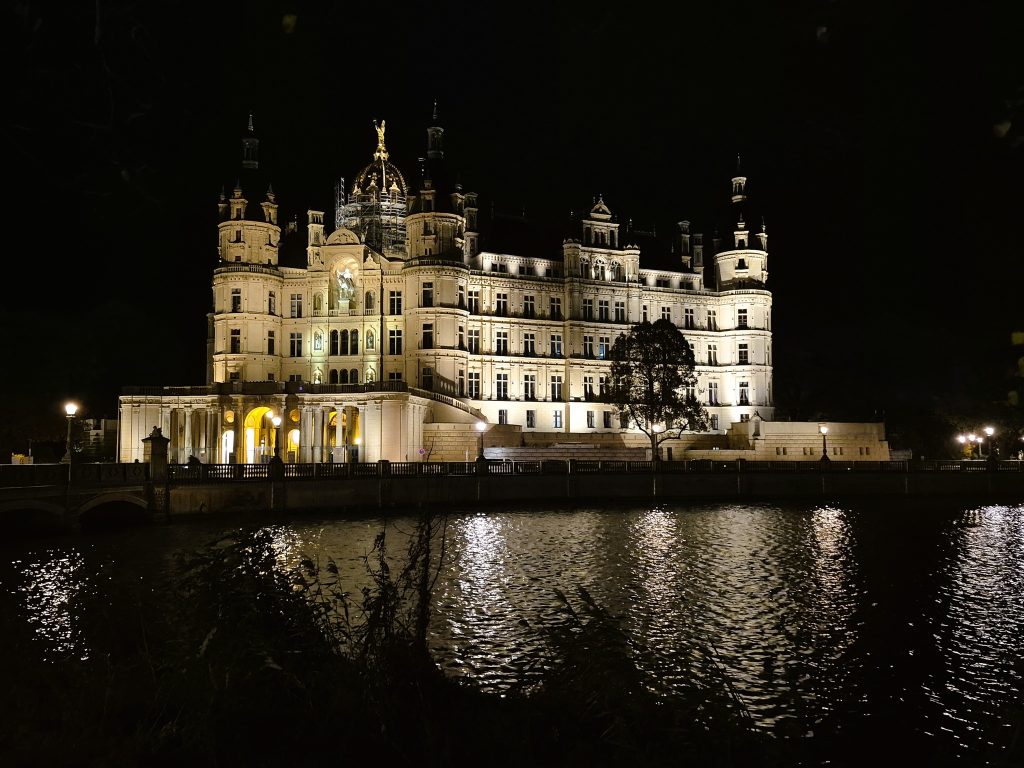 בדרך ראיתי שהארמון ההיסטורי הענק של שוורין מואר נפלא