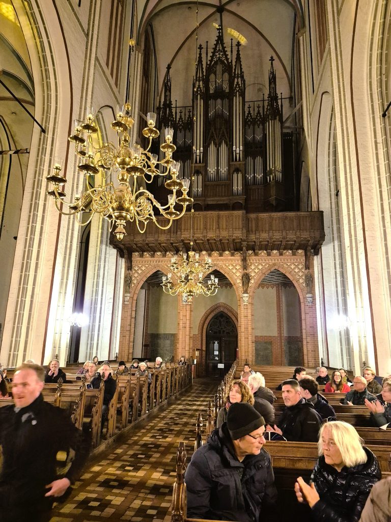 קונצרט לעוגב, אותו כלי קלידים כמו פסנתר שמחובר לצינורות ארוכים, וכל צליל מקבל עטיפה דרמטית