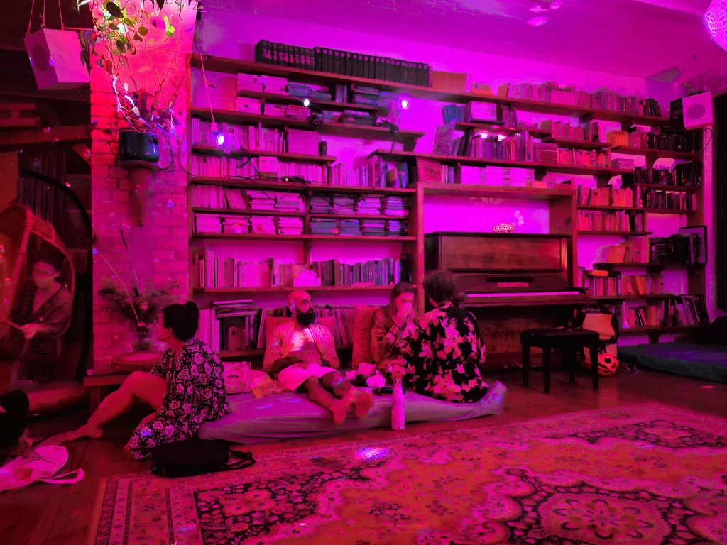 נכנסתי לפיסת גן עדן, דירה מעוצבת בריהוט אוריינטלי ובדים צבעוניים