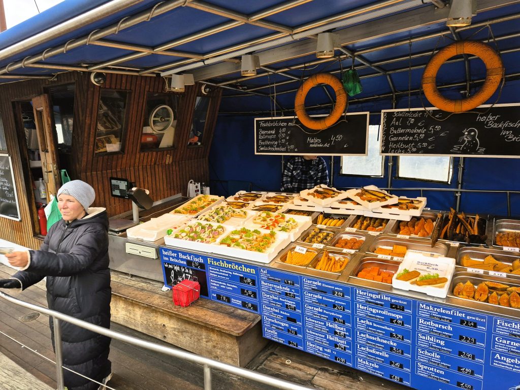 בנמל של וויסמאר צצו דוכני דגים טריים ישר מן הים, מעושנים ומטוגנים, ומוגשים חמים בלחמניות