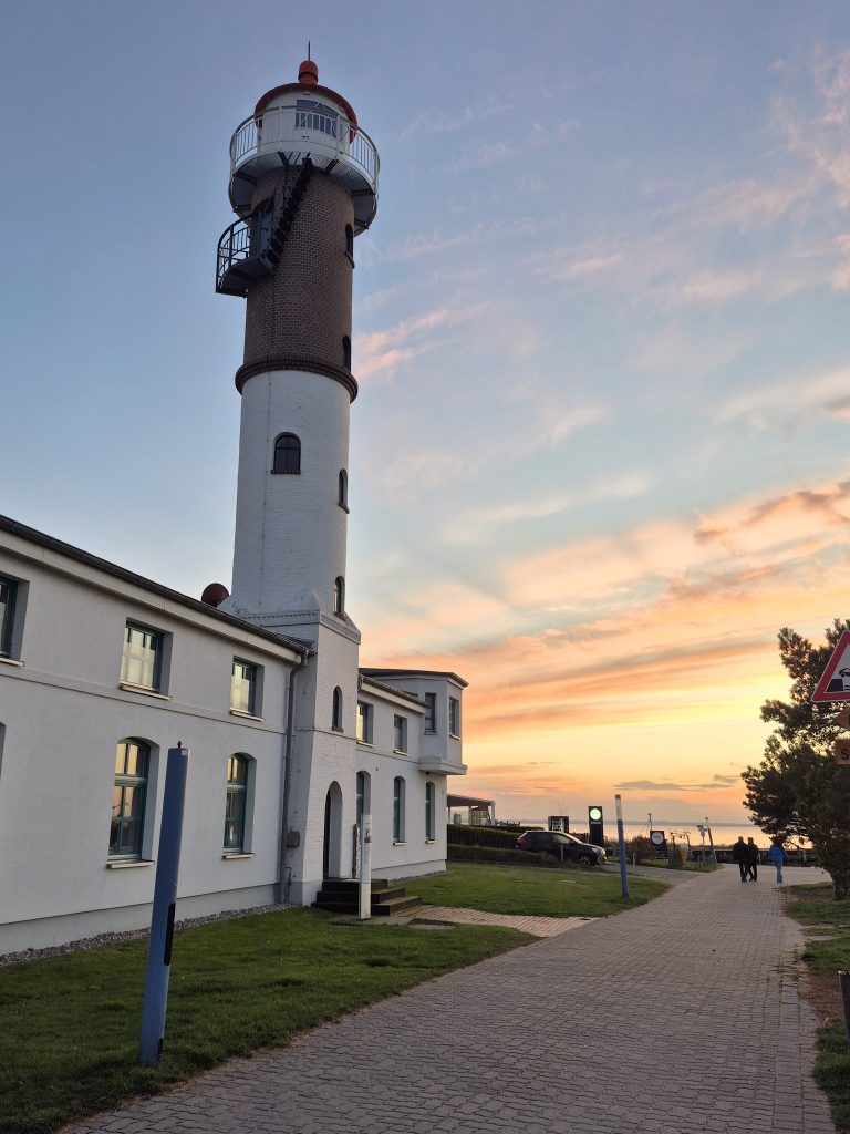 בכפרי הדייגים שעל הים עדיין דולקים מגדלורים מידי לילה וסורקים באלומות אור את האופק לכוון את הספינות בדרכן