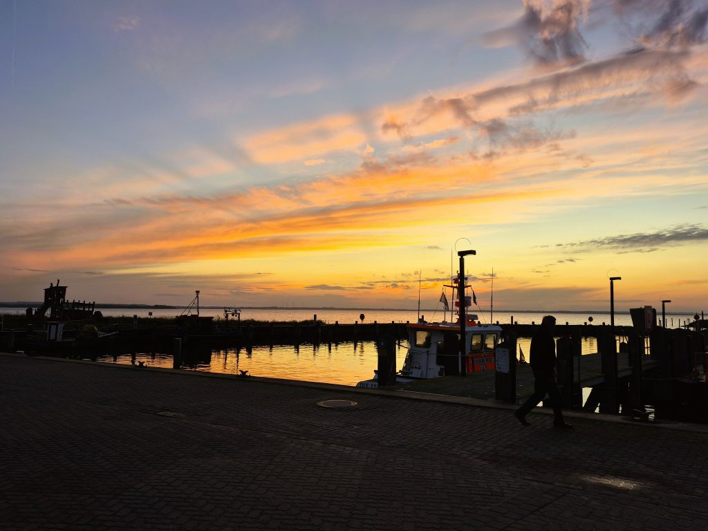 שקיעה מעל נמל סירות דיג בפר קטן בים הבלטי