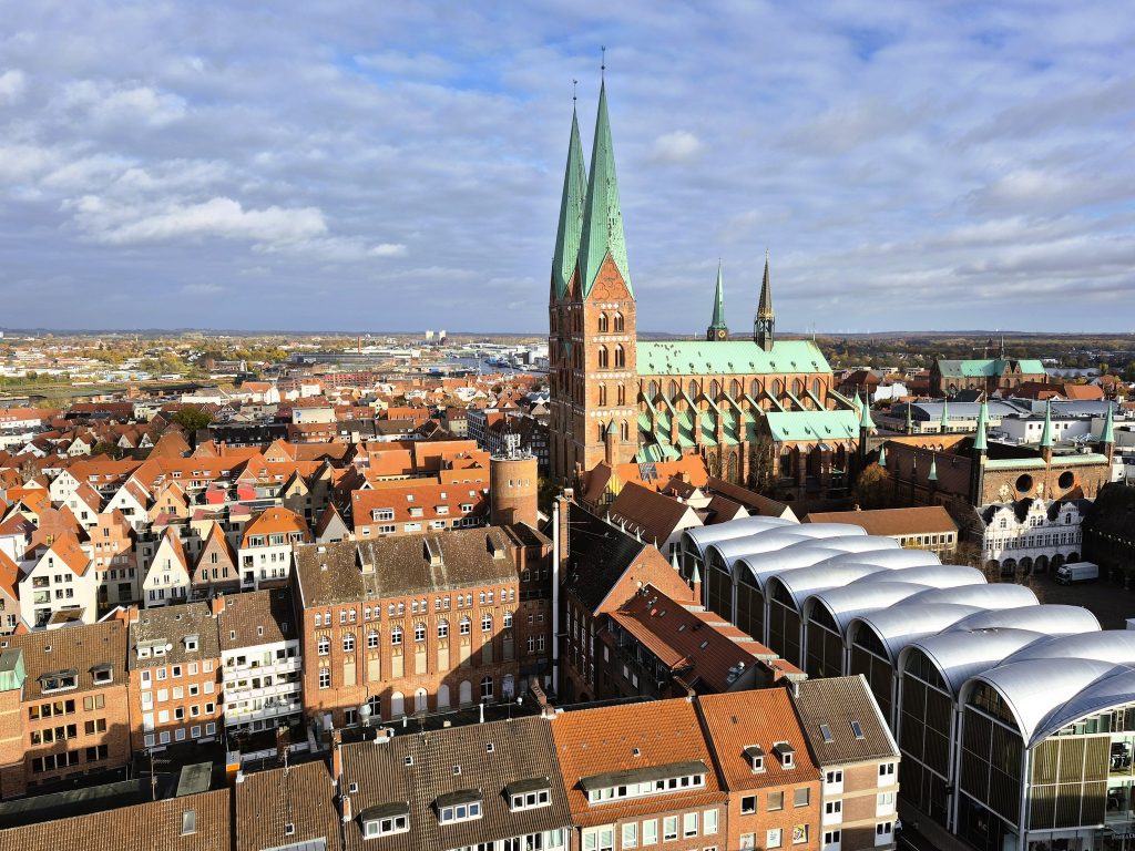 ליבק משופעת בכנסיות טיפוסיות מלבנים אדומות וצריחים גבוהים עם שפיץ