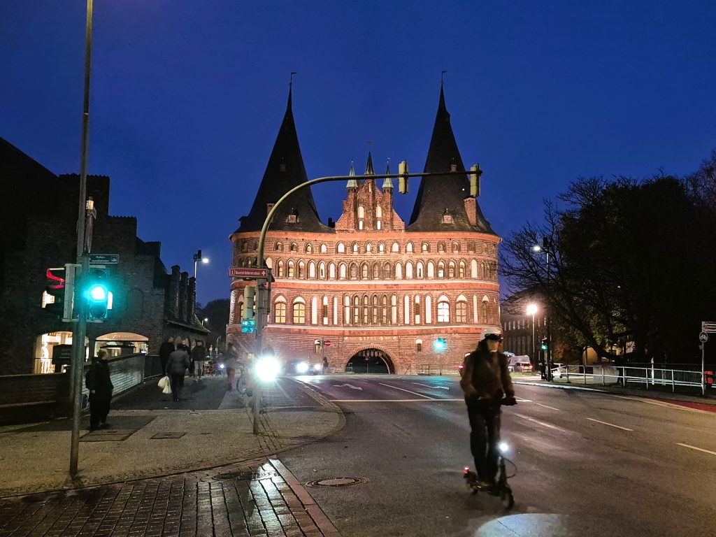 ליבק Lubeck היא עיר קטנה ומרכזית עם חומות שערים ומבני ציבור מרשימים