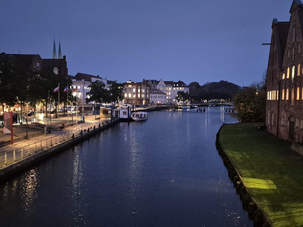 תעלות מים יוצאות מן הנהר טראבה ומקיפות את העיר העתיקה