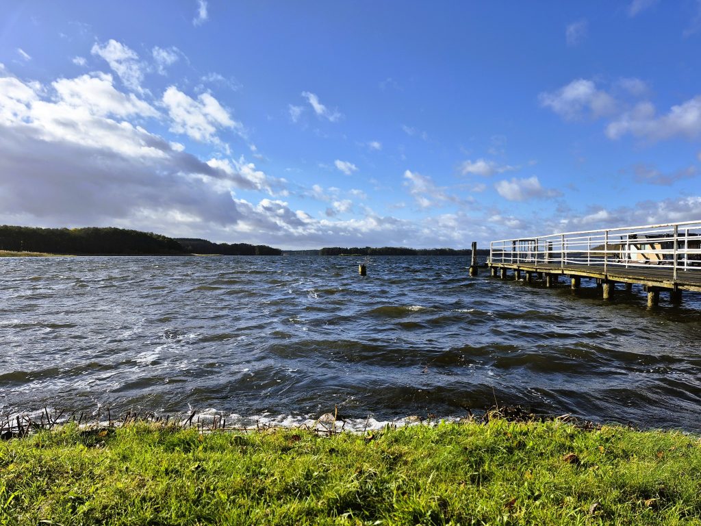רוחות חזקות קידמו אותי, גלים ואגם רוגש