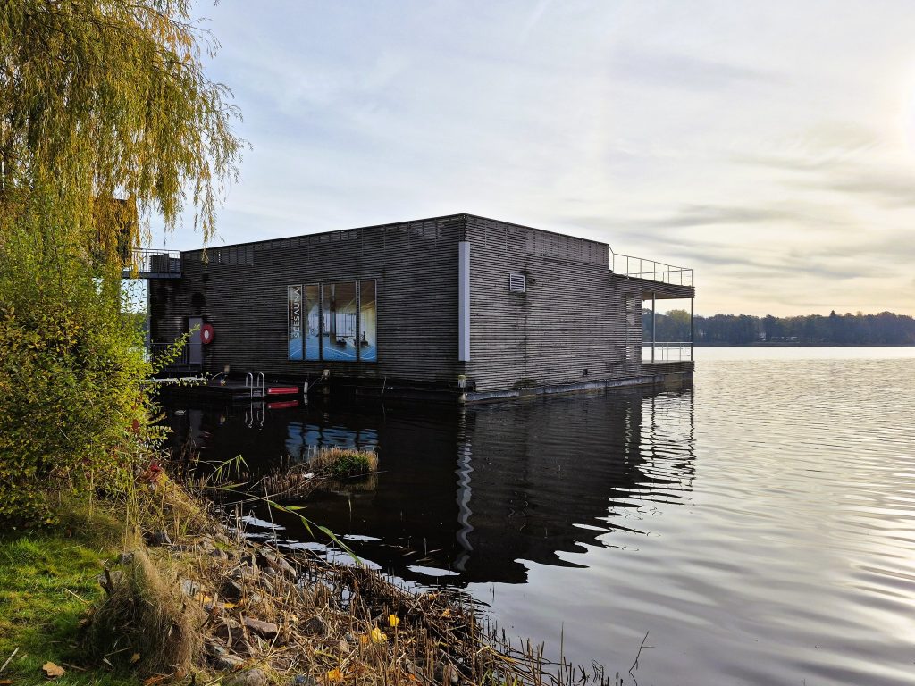 במרכז העיירה על שפת האגם נמצא הספא 'פונטנה תרמה'