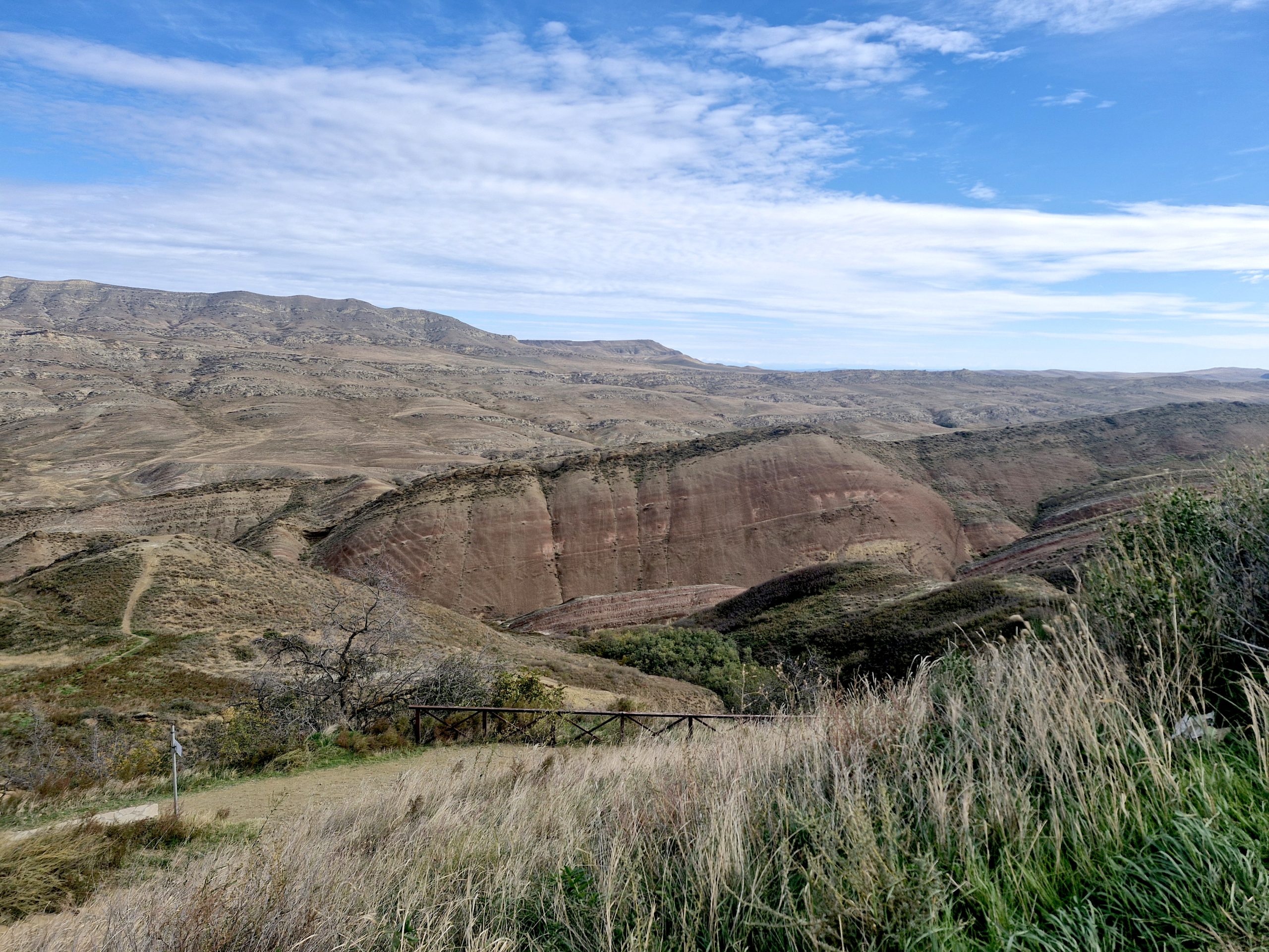 "הרי הקשת". נוף צחיח מהפנט ביופיו מקיף את מתחם המנזרים דוד גארג'ה