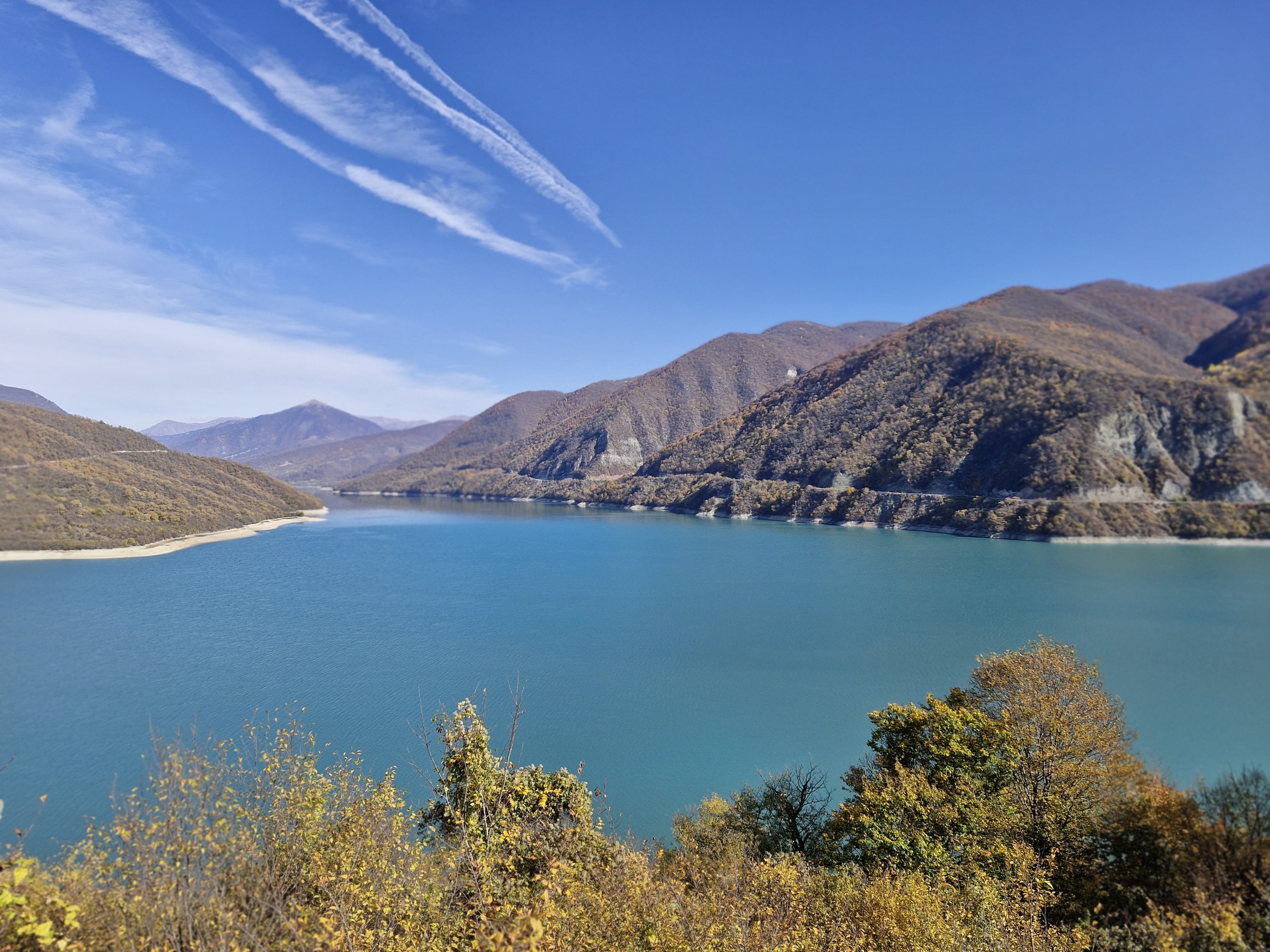 מאגר ז'ינוואלי שמימיו בצבע תכלת-טורקיז