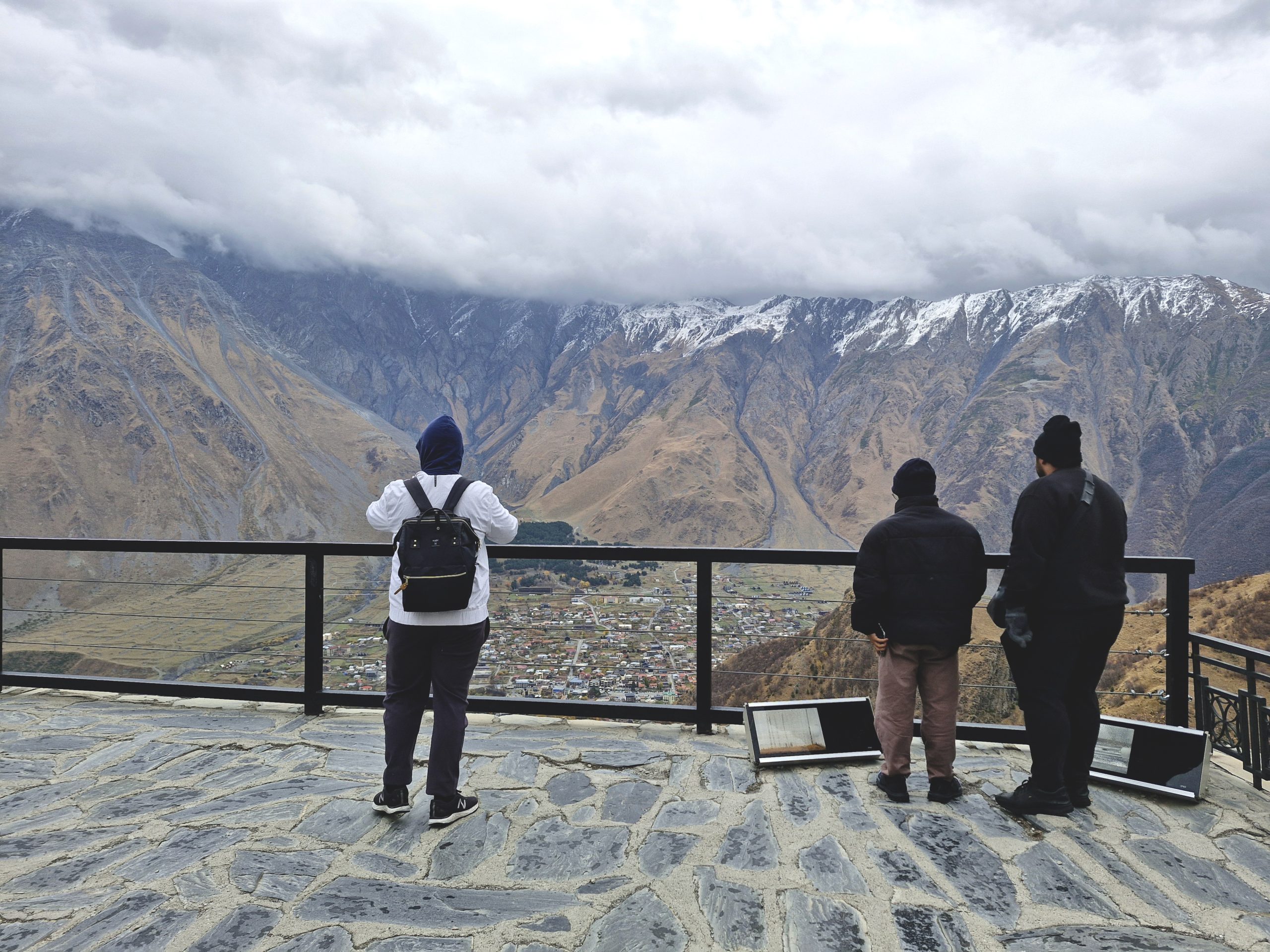 לפעמים המילים נגמרות: כנסיית השילוש הקדוש (בתמונה העליונה) ומרפסת התצפית הסמוכה לה