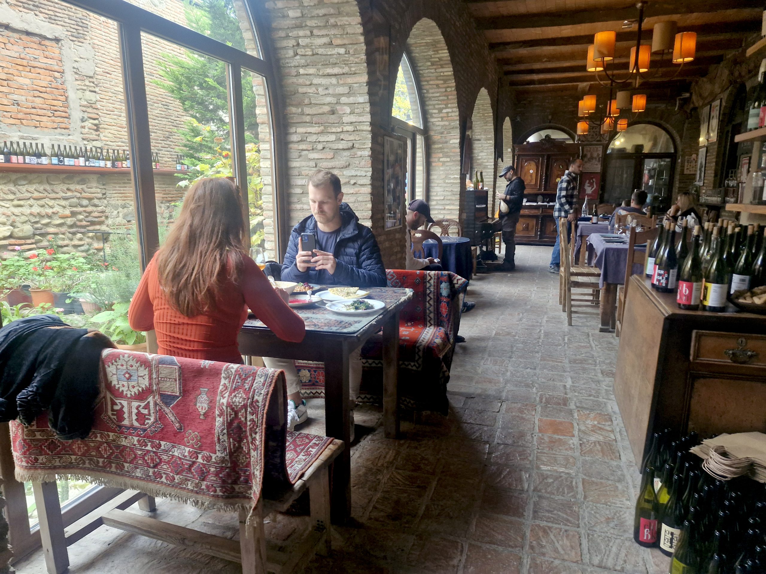 דמעות הפסיון, מסעדה ביקב משפחתי בעיירה סיגנאגי