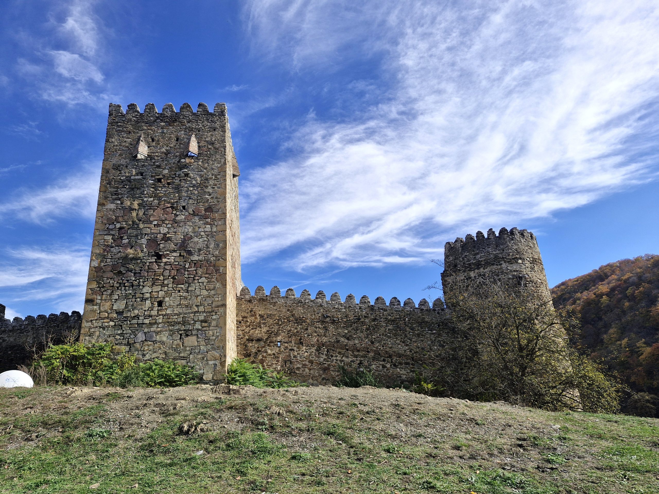 מצודת אנאנורי חולשת על הסביבה