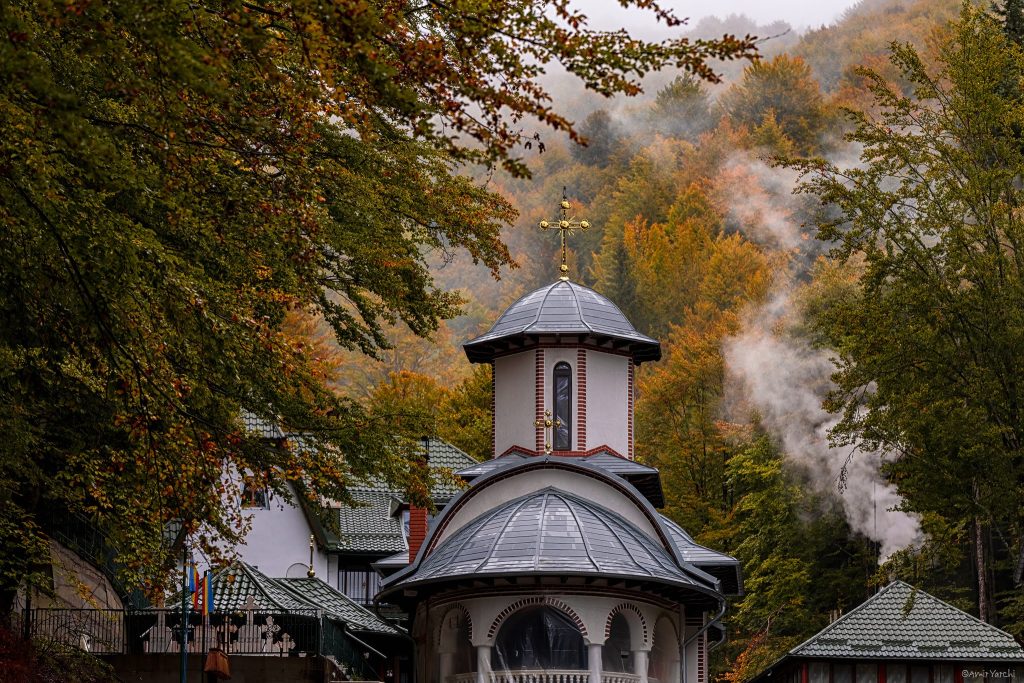 סטיה מהדרך מובילה אותנו לכנסייה מרהיבה באמצע היער